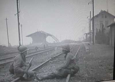 Bahnhof Vettweiss GIs Sitzend 1945 02-28