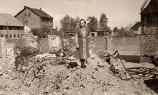 Agnes Falkenberg nach dem Bobenangriff auf den Trümmern Ihres Hauses in Vettweiss